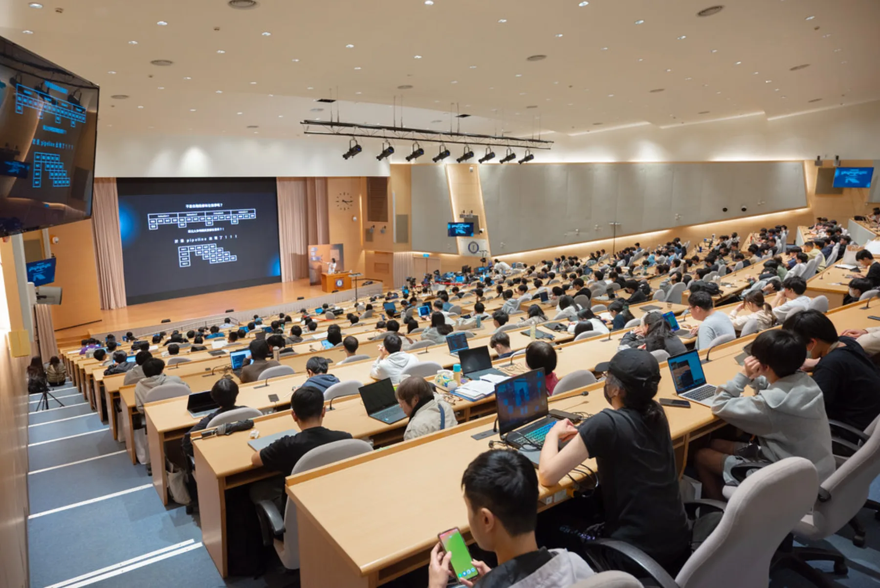 SITCON 2026 年會國際會議廳，會眾坐滿階梯座席面向舞台