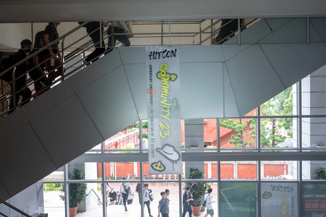 樓梯欄杆垂掛布條展出 (範例為 HITCON 展出之布條)